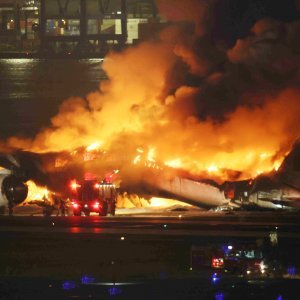 Zapaljeni avion u zračnoj luci u Tokiju
