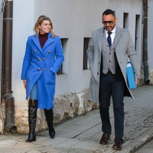 Ella Dvornik i Charles Pearce na sudu