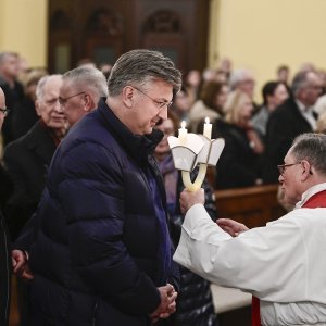 Andrej Plenković s kćerkom na misi