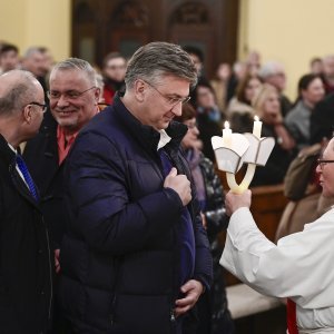 Andrej Plenković s kćerkom na misi