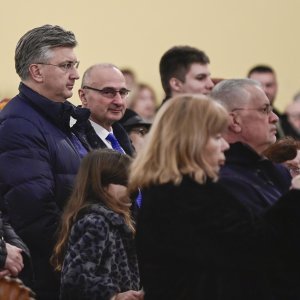 Andrej Plenković s kćerkom na misi