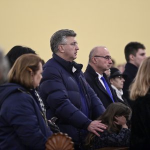 Andrej Plenković s kćerkom na misi