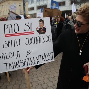 Najbolji transparenti s prosvjeda prosvjetara