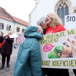 Najbolji transparenti s prosvjeda prosvjetara