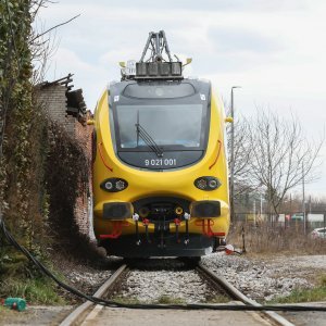 Teretni vlak na Samoborskoj cesti zahvatio električne vodove, promet obustavljen