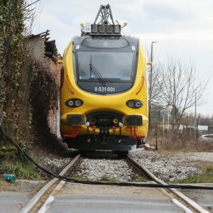 Teretni vlak na Samoborskoj cesti zahvatio električne vodove, promet obustavljen