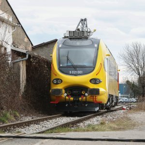 Teretni vlak na Samoborskoj cesti zahvatio električne vodove, promet obustavljen