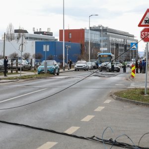 Teretni vlak na Samoborskoj cesti zahvatio električne vodove, promet obustavljen