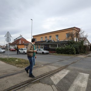 Teretni vlak na Samoborskoj cesti zahvatio električne vodove, promet obustavljen