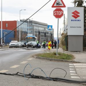 Teretni vlak na Samoborskoj cesti zahvatio električne vodove, promet obustavljen