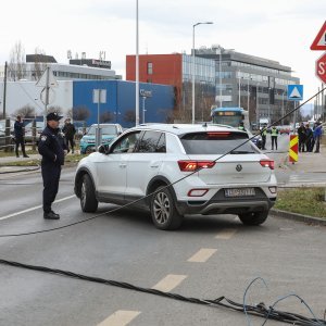 Teretni vlak na Samoborskoj cesti zahvatio električne vodove, promet obustavljen