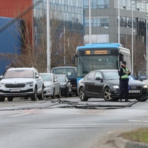 Teretni vlak na Samoborskoj cesti zahvatio električne vodove, promet obustavljen