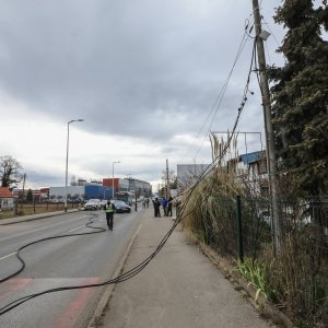 Teretni vlak na Samoborskoj cesti zahvatio električne vodove, promet obustavljen