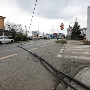 Teretni vlak na Samoborskoj cesti zahvatio električne vodove, promet obustavljen