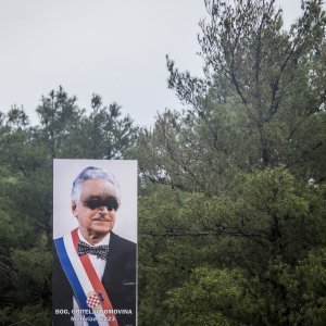 Nepoznati počinitelji išarali sliku Franje Tuđmana u šibenskom naselju Meterize