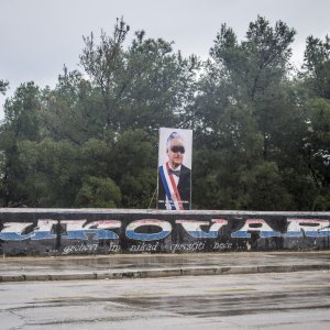 Nepoznati počinitelji išarali sliku Franje Tuđmana u šibenskom naselju Meterize