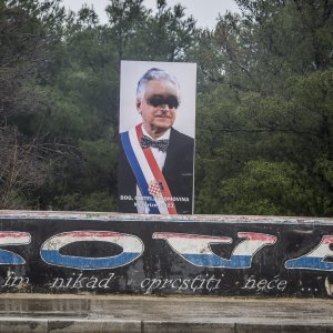Nepoznati počinitelji išarali sliku Franje Tuđmana u šibenskom naselju Meterize
