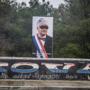 Nepoznati počinitelji išarali sliku Franje Tuđmana u šibenskom naselju Meterize