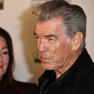 Pierce Brosnan i Keely Shaye Smith