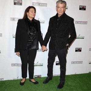 Pierce Brosnan i Keely Shaye Smith