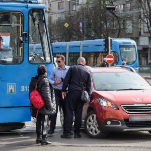Na križanju Savske ulice ii Ulice Grada Vukova sudar ZET-ovog tramvaja i osobnog automobila