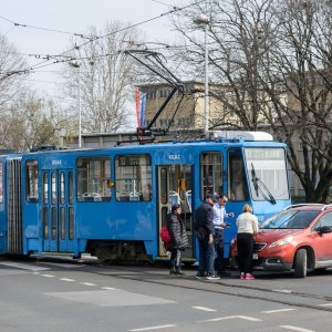 Na križanju Savske ulice ii Ulice Grada Vukova sudar ZET-ovog tramvaja i osobnog automobila