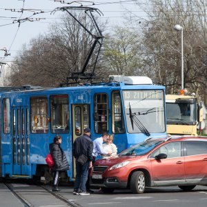 Na križanju Savske ulice ii Ulice Grada Vukova sudar ZET-ovog tramvaja i osobnog automobila
