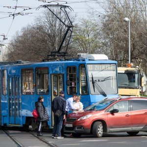 Na križanju Savske ulice ii Ulice Grada Vukova sudar ZET-ovog tramvaja i osobnog automobila