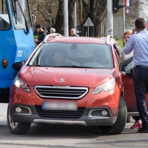 Na križanju Savske ulice ii Ulice Grada Vukova sudar ZET-ovog tramvaja i osobnog automobila