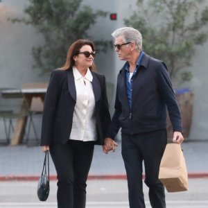 Pierce Brosnan i Keely Shaye Smith