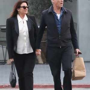 Pierce Brosnan i Keely Shaye Smith