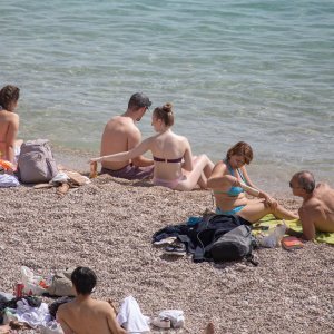 Počela sezona kupnja, plaža Banje, Dubrovnik