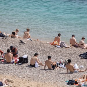 Počela sezona kupnja, plaža Banje, Dubrovnik