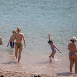 Počela sezona kupnja, plaža Banje, Dubrovnik