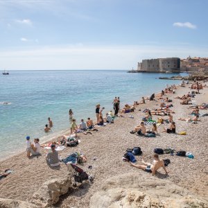 Počela sezona kupnja, plaža Banje, Dubrovnik