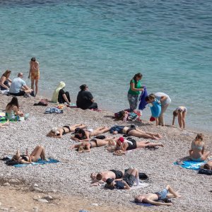 Počela sezona kupnja, plaža Banje, Dubrovnik