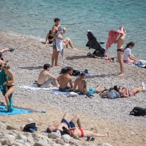 Počela sezona kupnja, plaža Banje, Dubrovnik