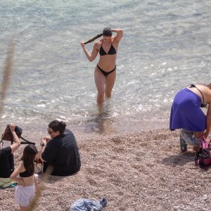 Počela sezona kupnja, plaža Banje, Dubrovnik