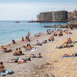 Počela sezona kupnja, plaža Banje, Dubrovnik