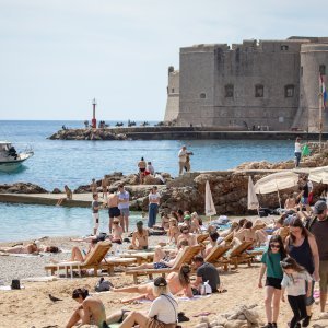 Počela sezona kupnja, plaža Banje, Dubrovnik