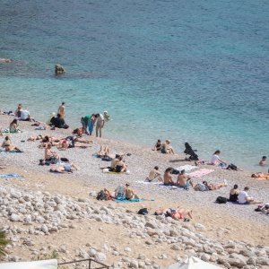 Počela sezona kupnja, plaža Banje, Dubrovnik