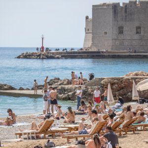 Počela sezona kupnja, plaža Banje, Dubrovnik