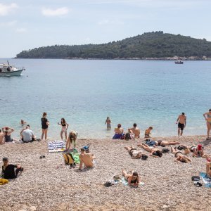 Počela sezona kupnja, plaža Banje, Dubrovnik