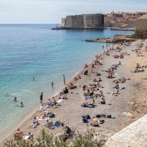 Počela sezona kupnja, plaža Banje, Dubrovnik