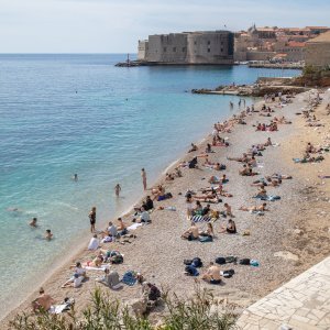 Počela sezona kupnja, plaža Banje, Dubrovnik