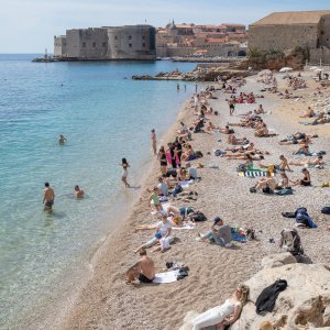 Počela sezona kupnja, plaža Banje, Dubrovnik