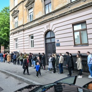 Na biralištu u Varšavskoj ulici u Zagrebu se stvorila velika gužva