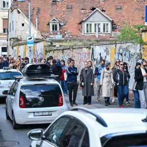 Na biralištu u Varšavskoj ulici u Zagrebu se stvorila velika gužva