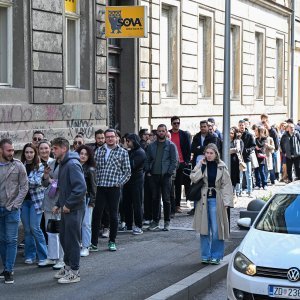 Na biralištu u Varšavskoj ulici u Zagrebu se stvorila velika gužva