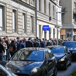 Na biralištu u Varšavskoj ulici u Zagrebu se stvorila velika gužva